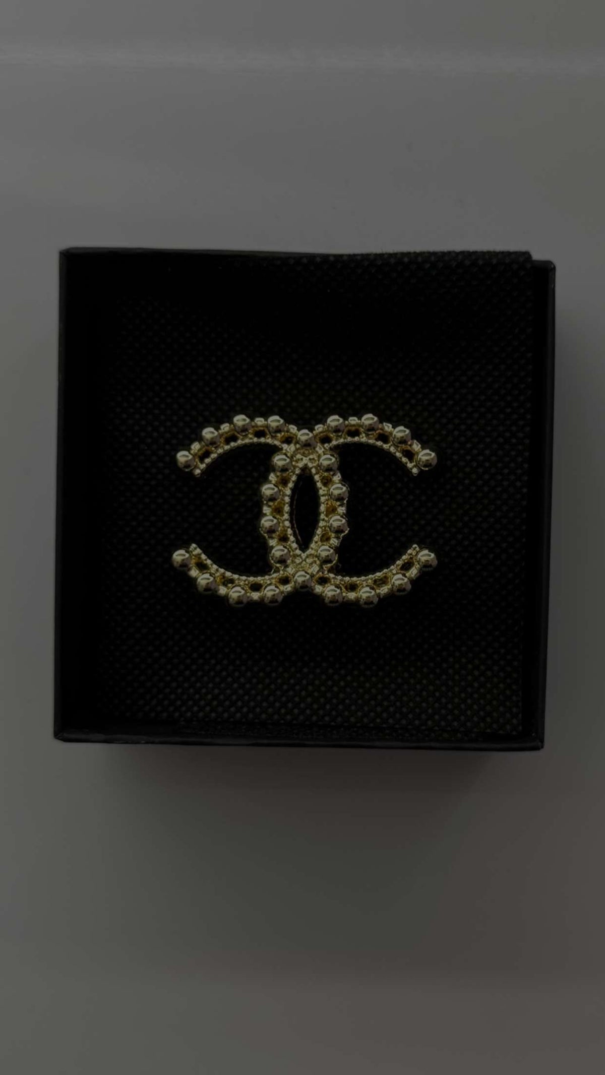 Broche effet perlée dorée