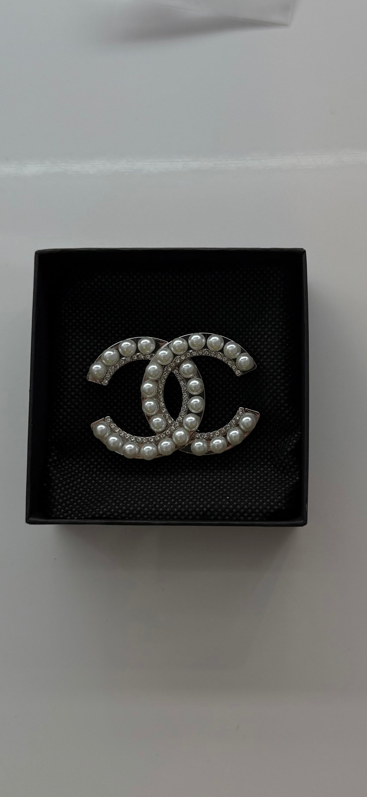 Broche argentée & perlée