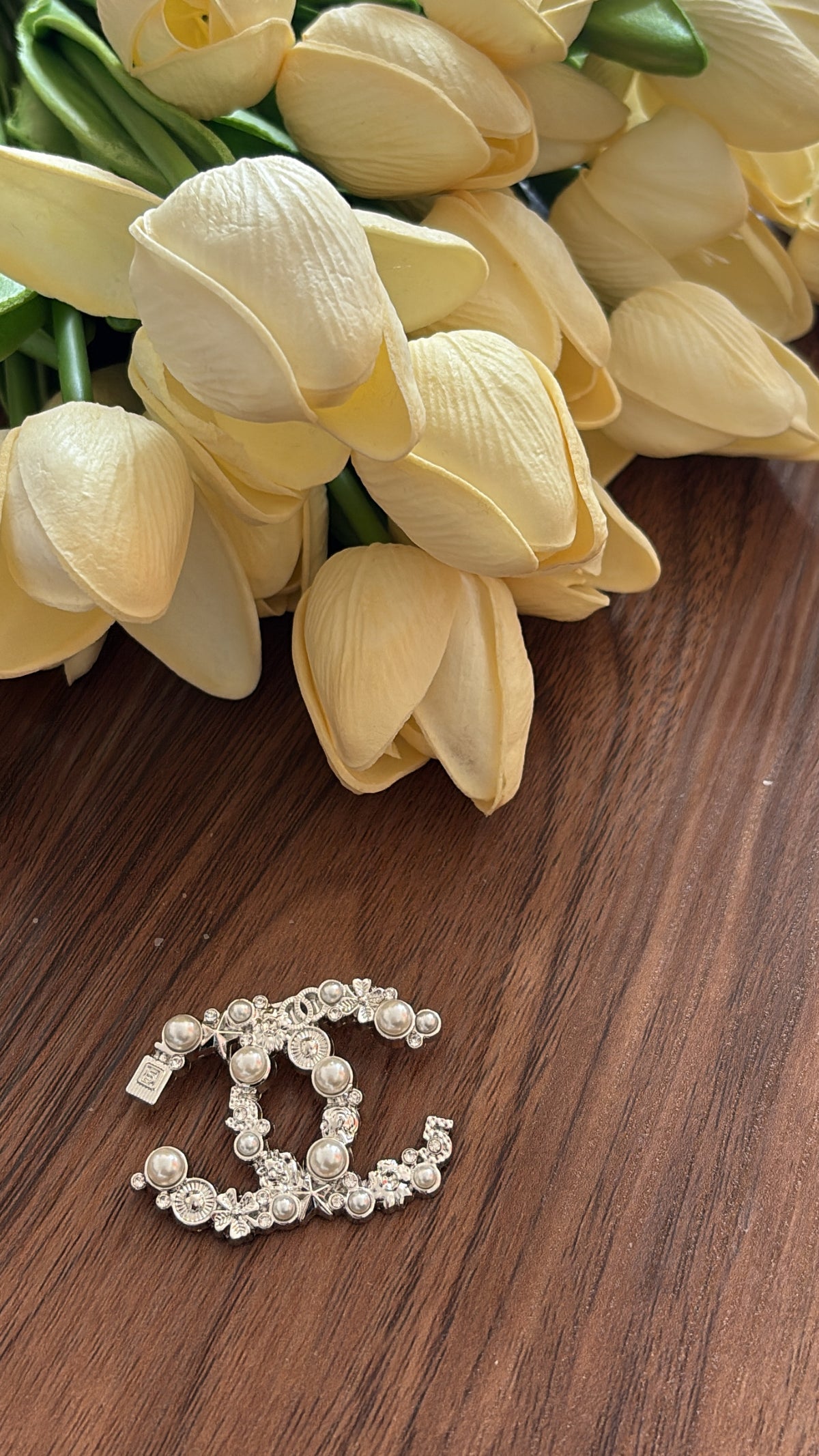 Broche argenté fleuris