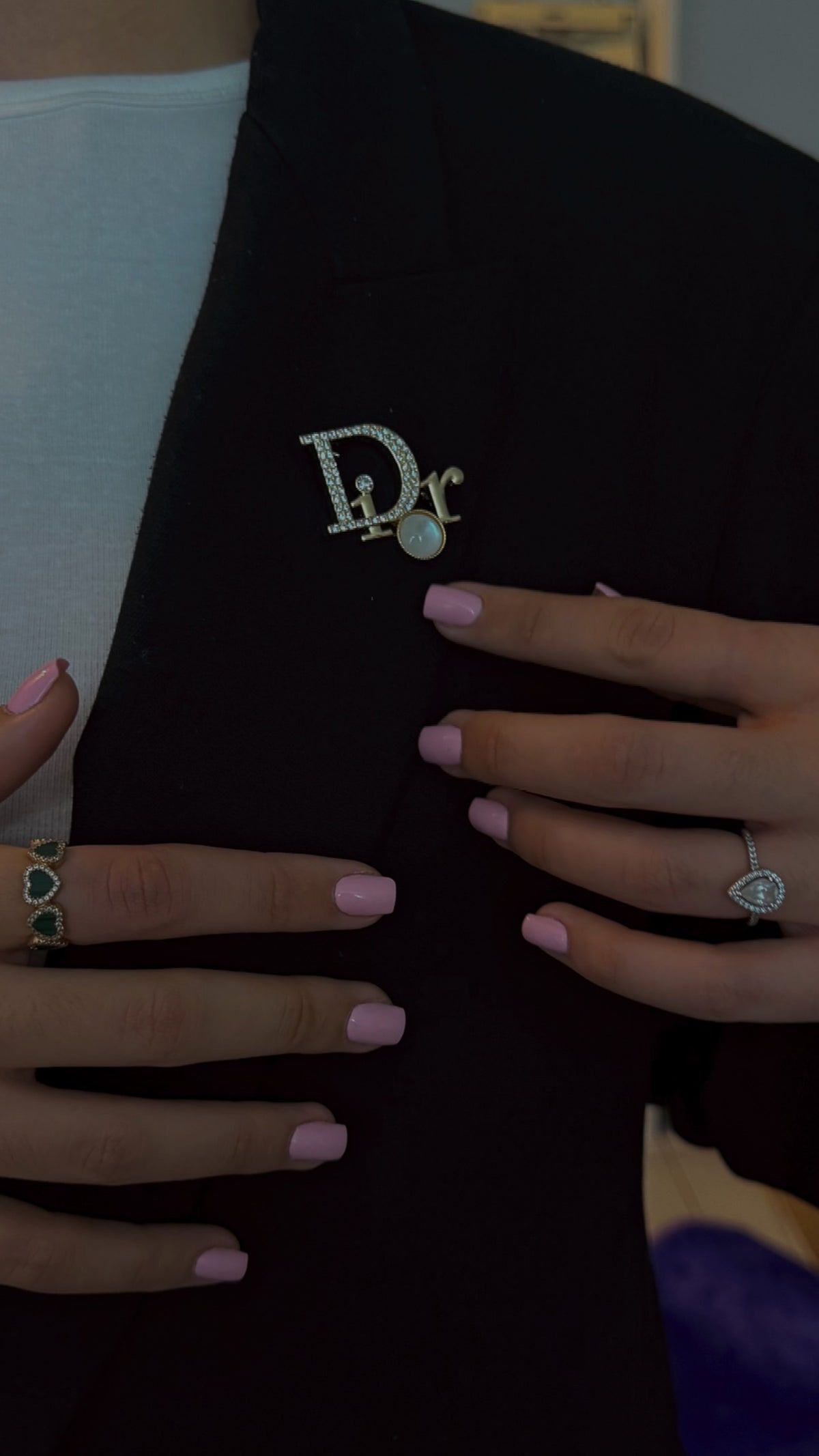Broche D