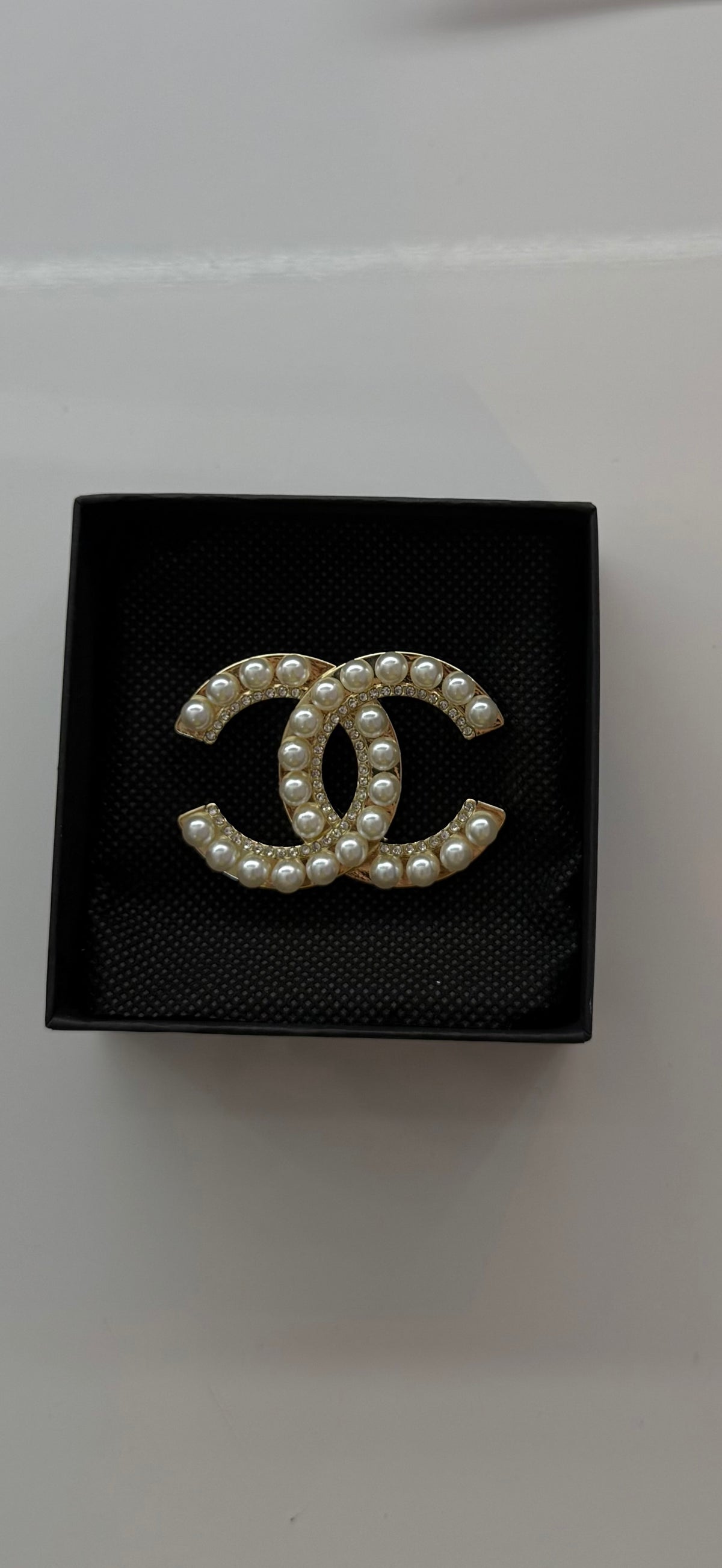 Broche dorée & perlée