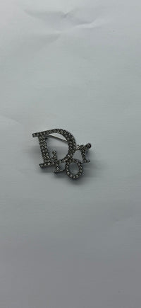 Broche D mini