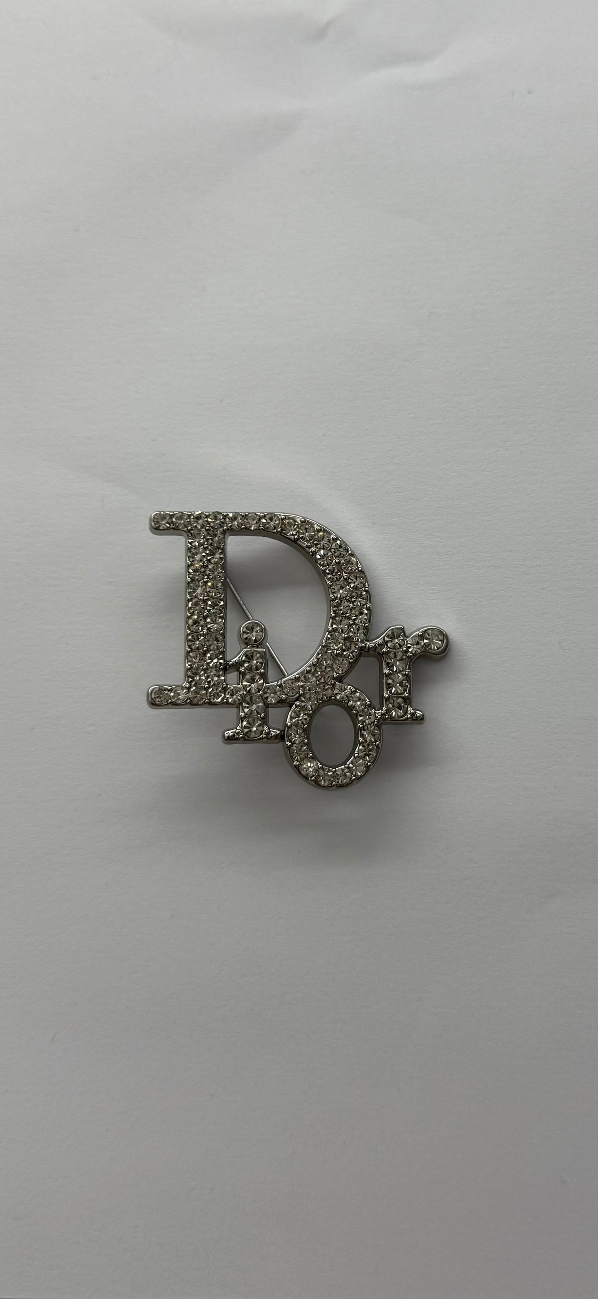 Broche D