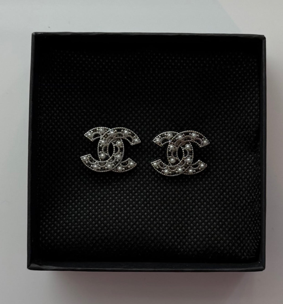 Boucle argentée & perlée