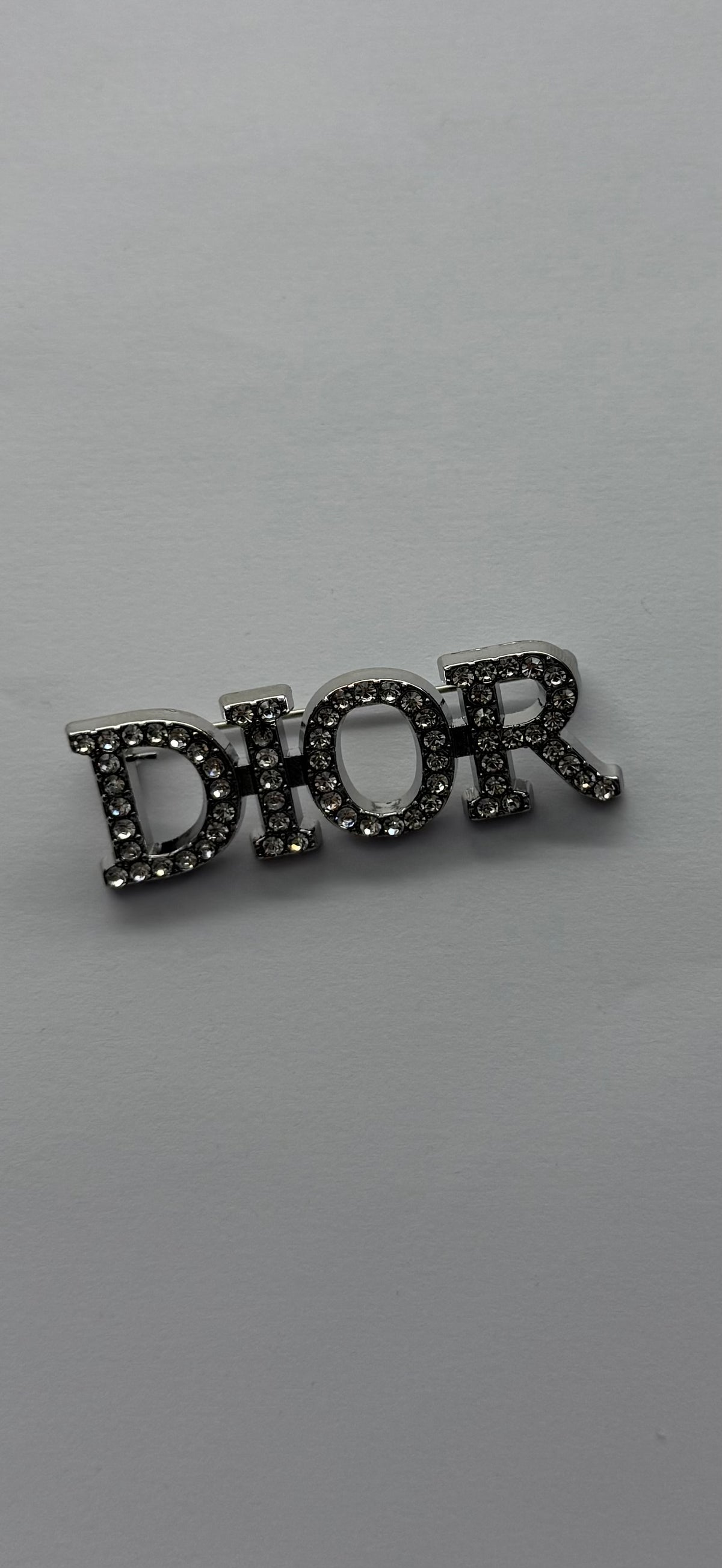 Broche D
