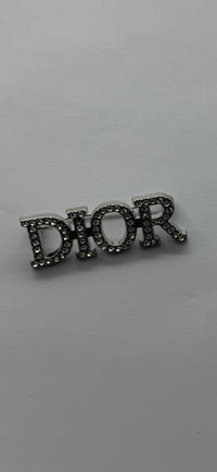 Broche D