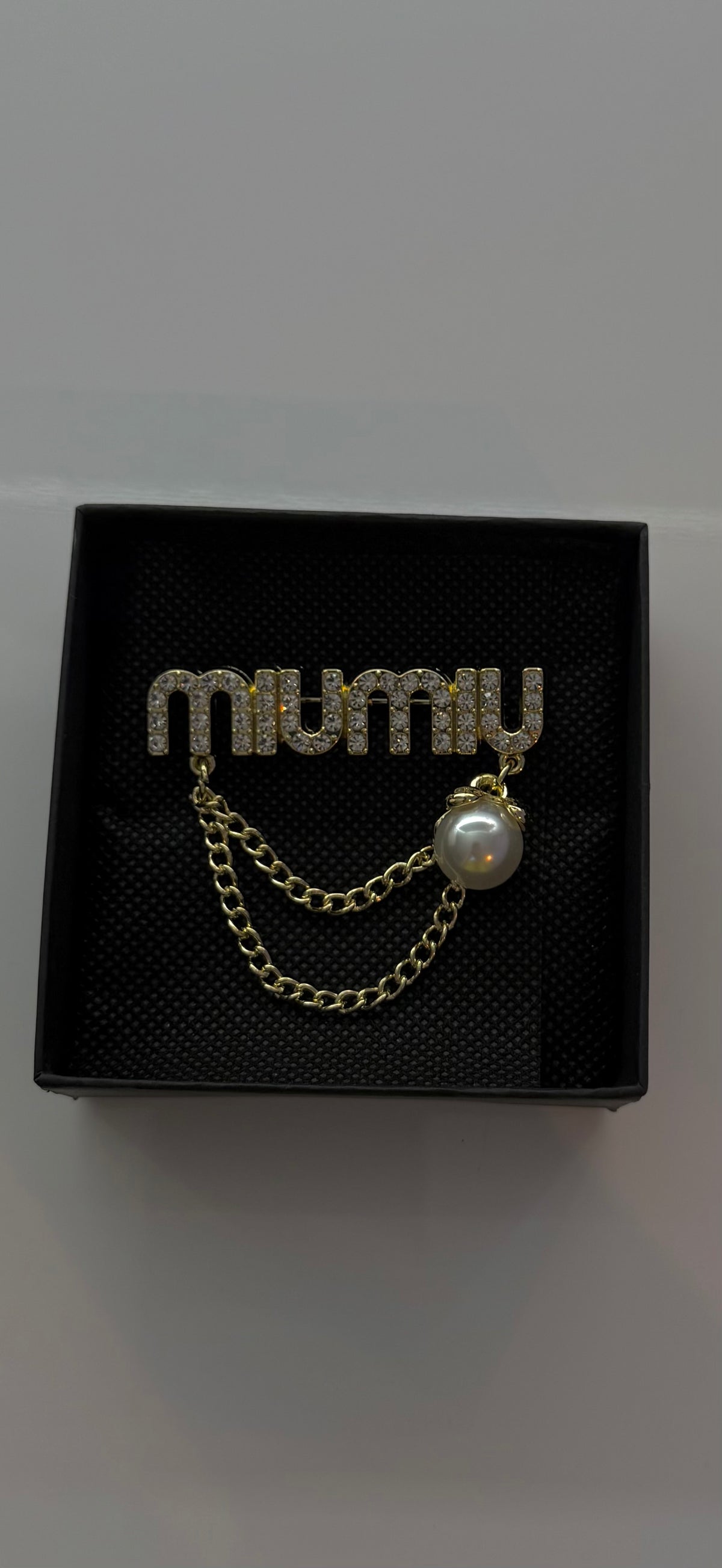 Broche strass & chaîne dorée