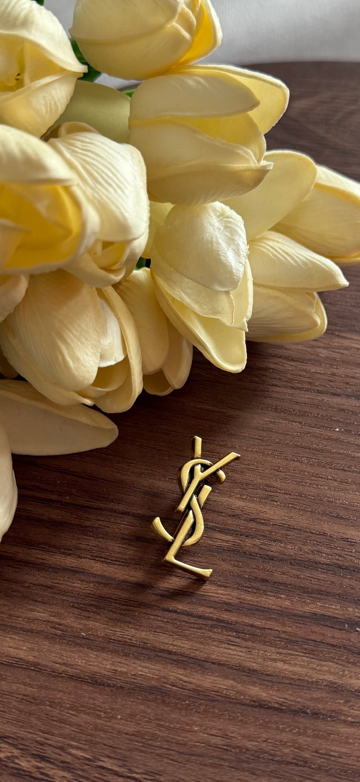 Broche Ysl dorée vieillis