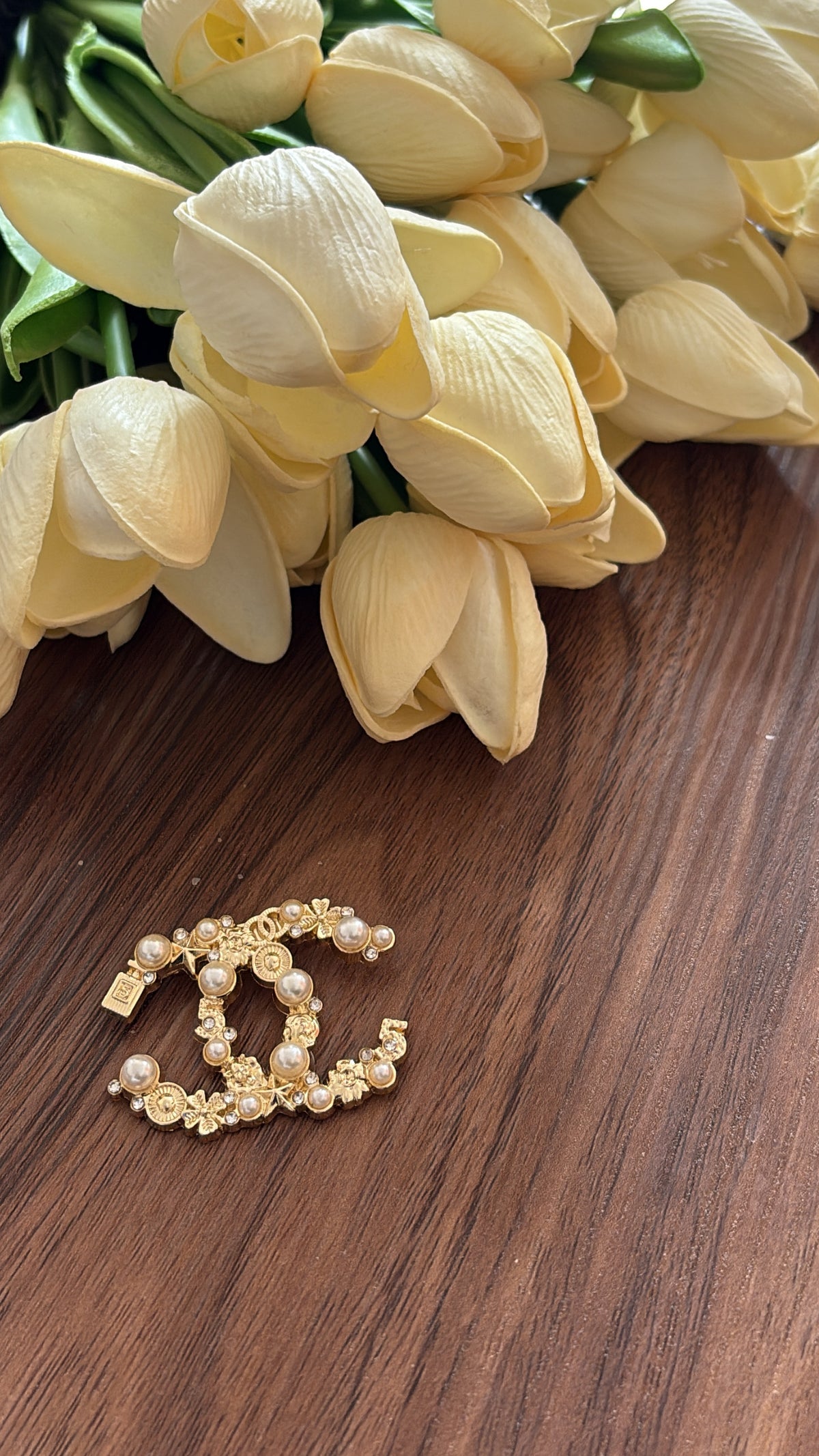 Broche dorée fleuris
